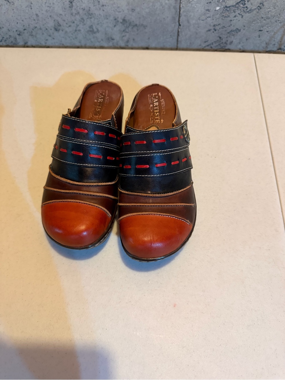 L'ATISTE Black and Brown Slip-On Men’s Loafers with Red Accents